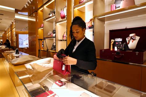 1 351 salaires chez Louis Vuitton publiés par des employés.